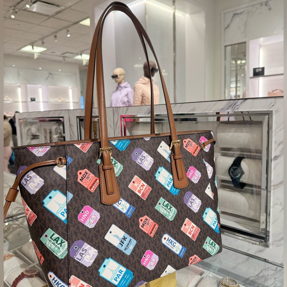 MICHAEL KORS Voyager Large Printed Signature Logo Tote Bag - Picture 3 of 10